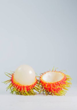 Olgun rambutan yemek için lezzetlidir. Beyaz arka planda Rambutan. Tayland meyvesi konsepti. Rambutan tatlı lezzetli meyve beyaz arka planda izole
