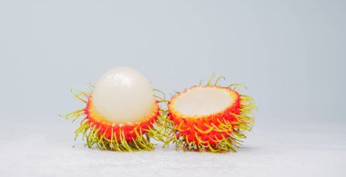 Olgun rambutan yemek için lezzetlidir. Beyaz arka planda Rambutan. Tayland meyvesi konsepti. Rambutan tatlı lezzetli meyve beyaz arka planda izole