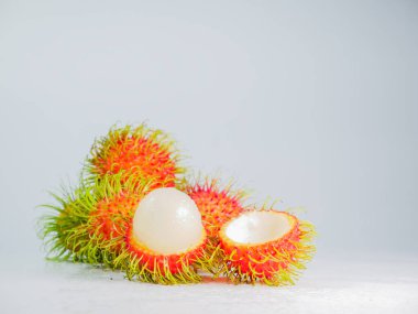Olgun rambutan yemek için lezzetlidir. Beyaz arka planda Rambutan. Tayland meyvesi konsepti. Rambutan tatlı lezzetli meyve beyaz arka planda izole