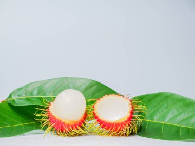 Olgun rambutan yemek için lezzetlidir. Beyaz arka planda Rambutan. Tayland meyvesi konsepti. Rambutan tatlı lezzetli meyve beyaz arka planda izole