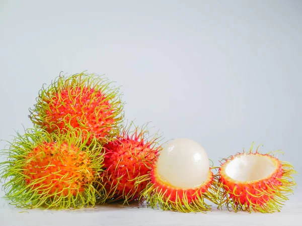 Olgun rambutan yemek için lezzetlidir. Beyaz arka planda Rambutan. Tayland meyvesi konsepti. Rambutan tatlı lezzetli meyve beyaz arka planda izole