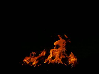 Siyah arkaplandaki alevlerin soyut arkaplan resmi.