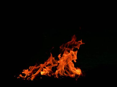 Siyah arkaplandaki alevlerin soyut arkaplan resmi.