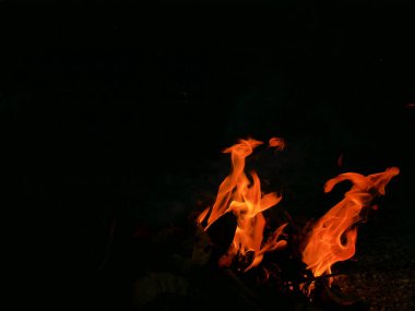 Siyah arkaplandaki alevlerin soyut arkaplan resmi.