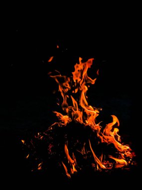 Siyah arkaplandaki alevlerin soyut arkaplan resmi.