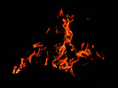 Siyah arkaplandaki alevlerin soyut arkaplan resmi.