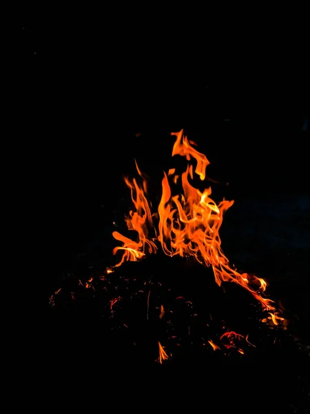 黒地における炎の背景像 — ストック写真