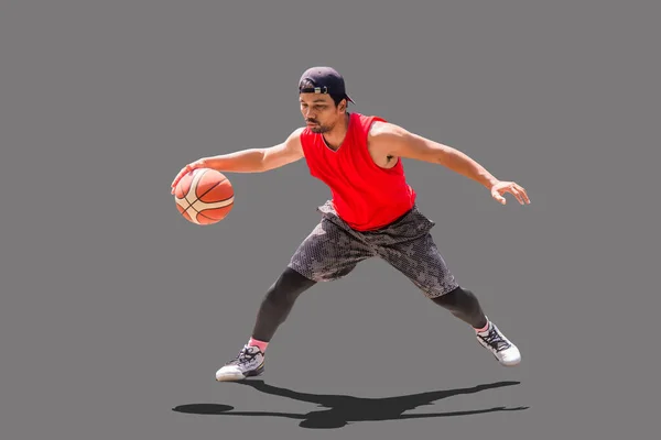 Pose Des Basketballspielers Dribbelt Basketball Auf Farbigem Hintergrund Mit Clipping — Stockfoto