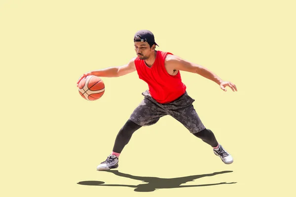 Pose Des Basketballspielers Dribbelt Basketball Auf Farbigem Hintergrund Mit Clipping — Stockfoto