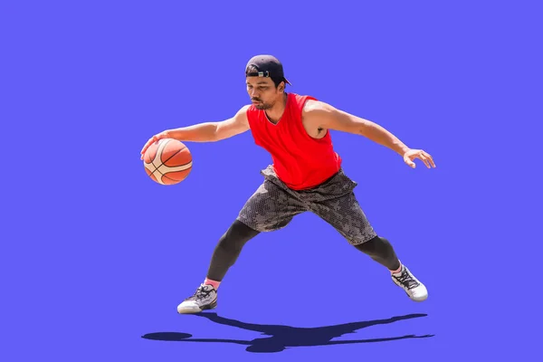 Pose Del Jugador Baloncesto Driblando Baloncesto Sobre Fondo Color Con — Foto de Stock