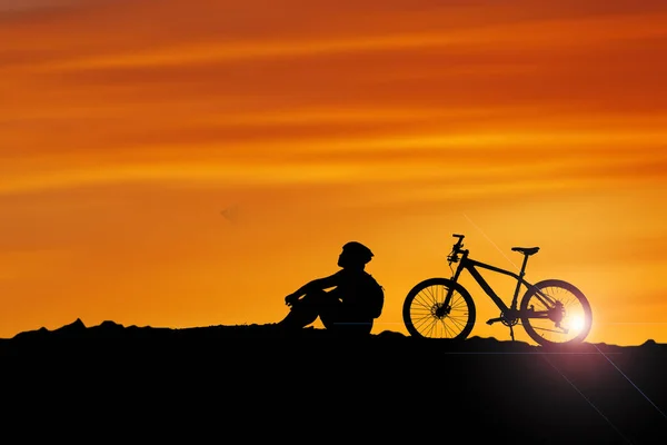 Mountainbikers Ontspannen Avonds Avontuurlijke Ruiters Avond Avontuurlijk Reisconcept — Stockfoto