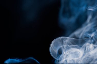 Siyah bir arkaplan üzerinde hareket eden duman arkaplanı soyut desen arkaplanı