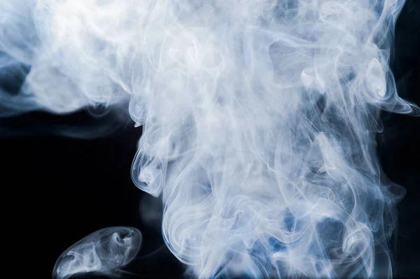 煙が背景の抽象的なパターンを背景に — ストック写真