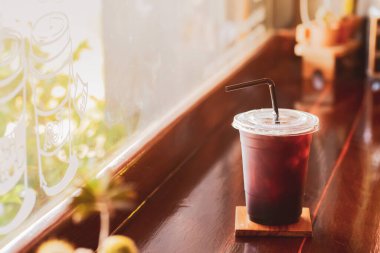 Tezgahın yanına yerleştirilmiş plastik bir kahve fincanı sabahları sıcak bir parıltı verir..