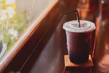 Tezgahın yanına yerleştirilmiş plastik bir kahve fincanı sabahları sıcak bir parıltı verir..