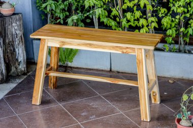 Kafenin önüne ahşap bir sandalye konur..