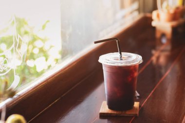 Tezgahın yanına yerleştirilmiş plastik bir kahve fincanı sabahları sıcak bir parıltı verir..