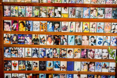 Taylandlı sanatçıların toplu kasetleri, 2 Temmuz 2021, Surat Thani, Tayland.