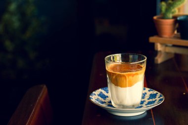 Sabahleyin masaya bir fincan sütlü koyu kahve konur..