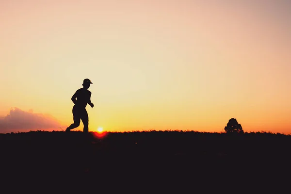 Силуэт Мужчины Практикующегося Пробежки Вечером Концепции Обучения Управления — стоковое фото