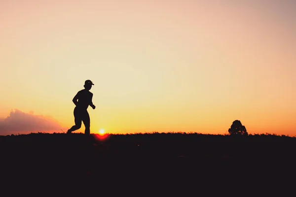 Silueta Hombre Practicando Para Una Carrera Noche Conceptos Formación Funcionamiento — Foto de Stock