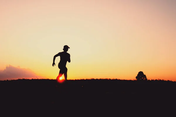 Silueta Hombre Practicando Para Una Carrera Noche Conceptos Formación Funcionamiento — Foto de Stock