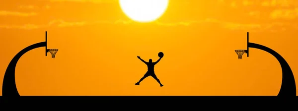 Hermosa Silueta Cancha Baloncesto Aire Libre Con Gente Saltando Sosteniendo —  Fotos de Stock