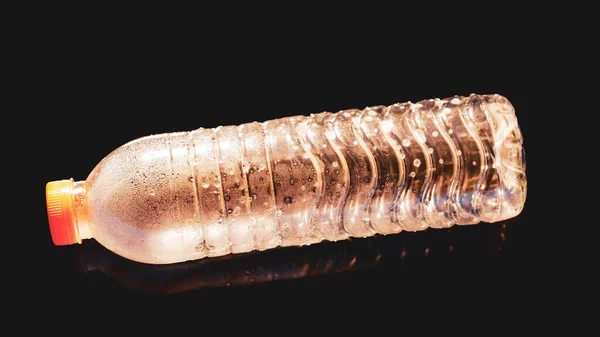Пластикова Пляшка Води Плаває Воді Чорному Тлі Може Бути Легко — стокове фото