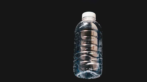 Botella Agua Plástico Flotando Agua Sobre Fondo Negro Puede Utilizar —  Fotos de Stock