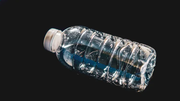 Garrafa Água Plástico Flutuando Água Sobre Fundo Preto Pode Ser — Fotografia de Stock