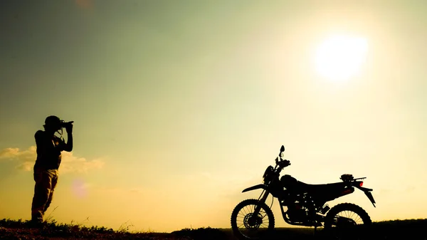 Silhouetten Van Professionele Landschapsfotografen Met Een Motorcross Avond — Stockfoto