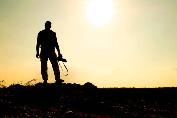 Silhouette Eines Professionellen Landschaftsfotografen Mit Einer Kamera Auf Einem Berg — Stockfoto