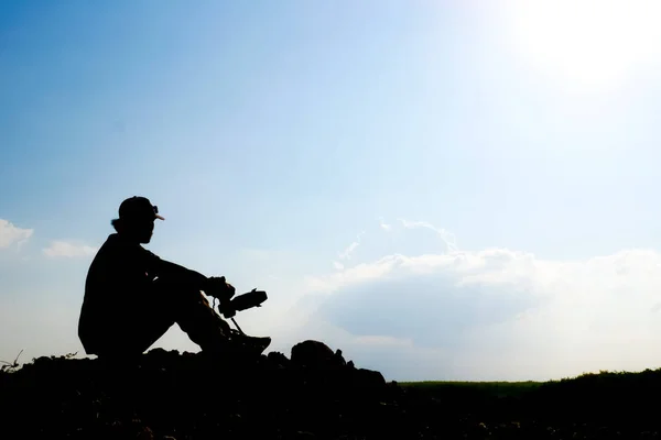 Silhouette Eines Professionellen Landschaftsfotografen Mit Einer Kamera Auf Einem Berg — Stockfoto