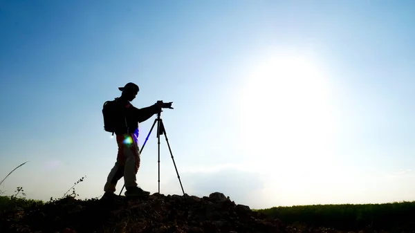 Silueta Gesto Fotógrafo Profesional Viajes Paisaje Tomando Fotos Montaña — Foto de Stock