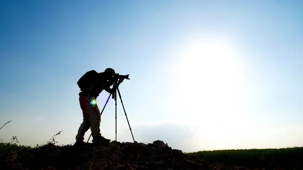 Geste Silhouette Professioneller Landschaftsfotograf Fotografiert Auf Dem Berg — Stockfoto