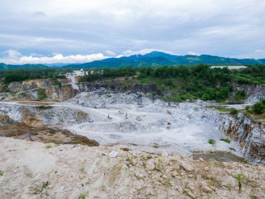 Tayland 'daki büyük alçıtaşı madeni çukuru.
