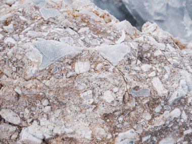 Tayland 'daki bir madenden çıkarılan alçıtaşı parçaları beyazdır..