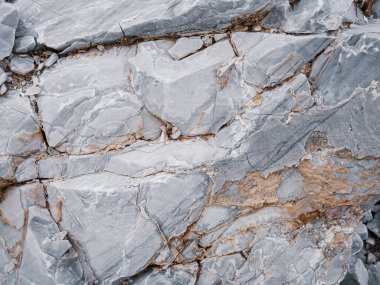 Tayland 'daki bir madenden çıkarılan alçıtaşı parçaları beyazdır..