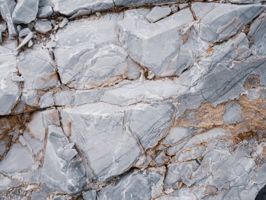 Tayland 'daki bir madenden çıkarılan alçıtaşı parçaları beyazdır..