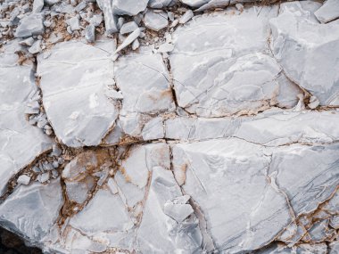 Tayland 'daki bir madenden çıkarılan alçıtaşı parçaları beyazdır..