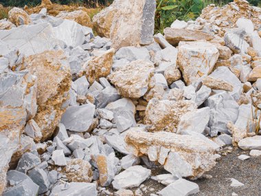 Tayland 'daki bir madenden çıkarılan alçıtaşı parçaları beyazdır..