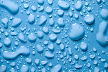 Mavi arkaplanda tazeleyici su damlalarının soyut arkaplan resmi