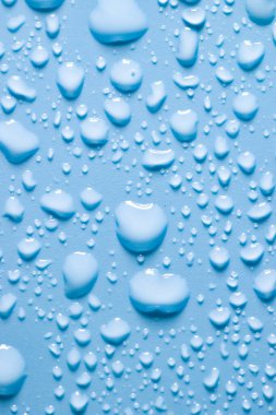 Mavi arkaplanda tazeleyici su damlalarının soyut arkaplan resmi