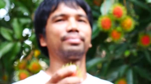 Gros Plan Jeune Asiatique Homme Avec Fruit — Video