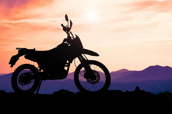 Silhouette Eines Motocross Motorrads Eines Abenteuerlustigen Touristen Abend — Stockfoto