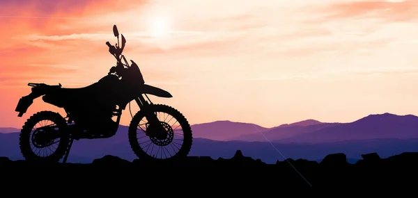 Silhouette Eines Motocross Motorrads Eines Abenteuerlustigen Touristen Abend — Stockfoto