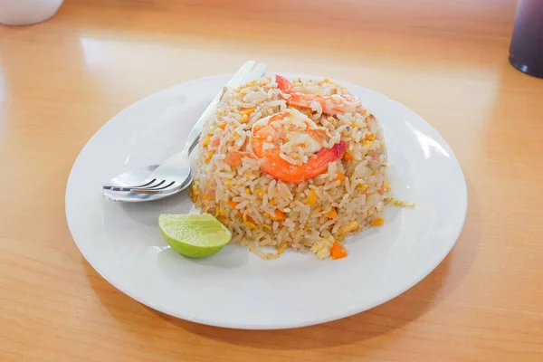 Lahodné Krevety Smažené Rýže Bílém Talíři Umístí Dřevěný Stůl — Stock fotografie