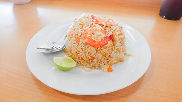 Νόστιμο Γαρίδες Τηγανητό Ρύζι Λευκό Πιάτο Τοποθετείται Ένα Ξύλινο Τραπέζι — Φωτογραφία Αρχείου