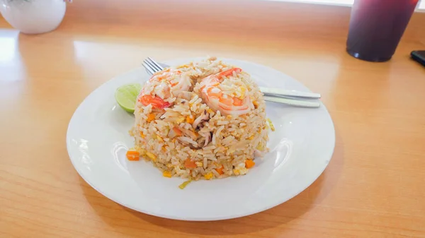 Delicioso Arroz Frito Camarones Plato Blanco Coloca Una Mesa Madera — Foto de Stock