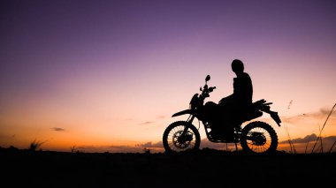 Akşamları motosikletle, motosikletle ya da motokrosla macera yaşayan turistlerin silueti. - Evet. seyahat ve macera kavramı